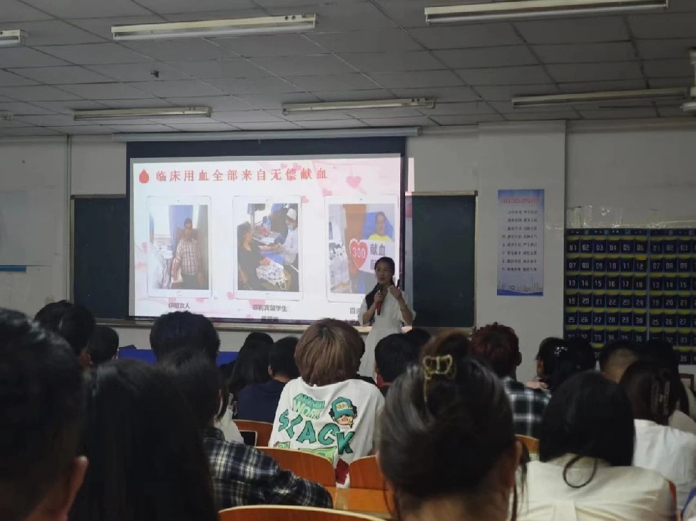 河南质量工程职业学院举行“红十字博爱周”暨“两献”知识进高校宣传活动