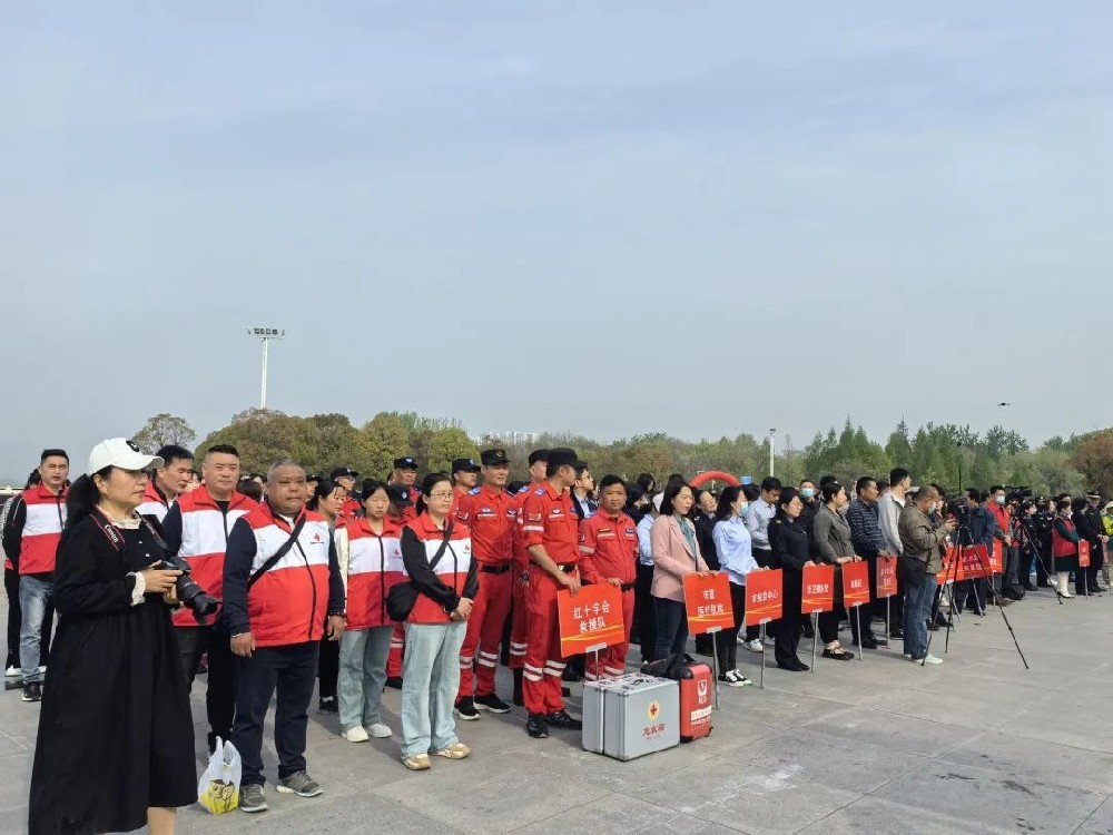 市红十字会参加第36个爱国卫生月专项活动
