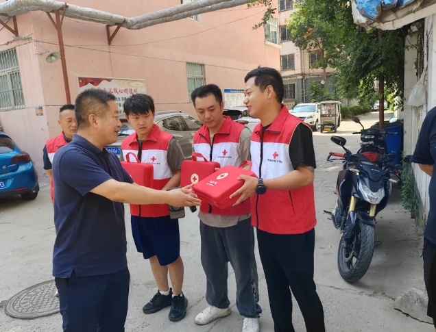 市红十字会向救助伤员志愿者赠送急救包
