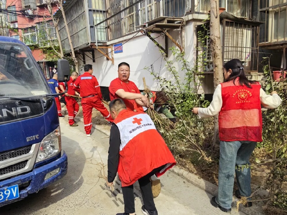 市红十字会助力我市城市大清洗活动