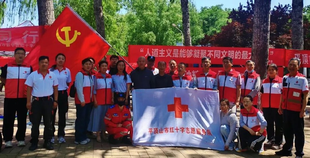 守望人道 协力前行——平顶山市红十字会开展2026年“红十字博爱周”公益宣传服务活动